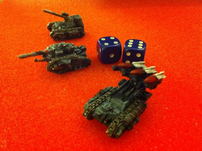 Miniatyyritankkeja ja noppia.