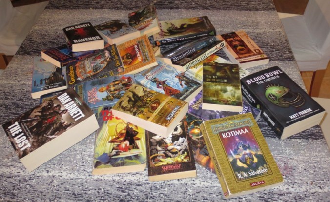 Kuvassa läjä kirjoja.