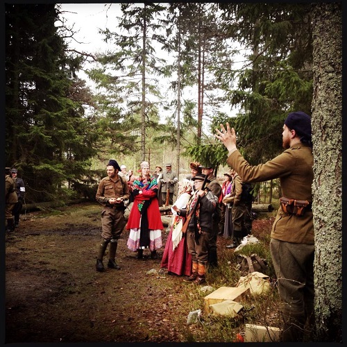 Kuvassa Birttisotilaita selittämässä jotain muille. Hymy on herkässä, unformut hienoja.