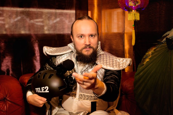 tele2_mike_holdinghelmet2 (1)