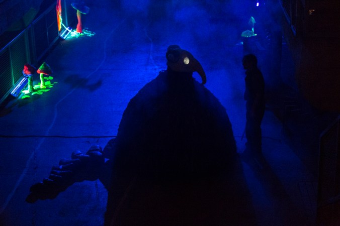 Kuva mystisestä olennosta sinisessä sumussa.