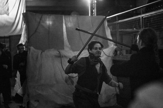 Kaksintaistelu kävelykepein.