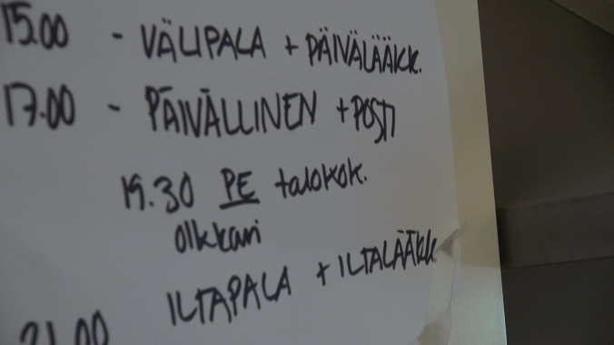 Kuva osasta hahmojen päiväohjelmaa.