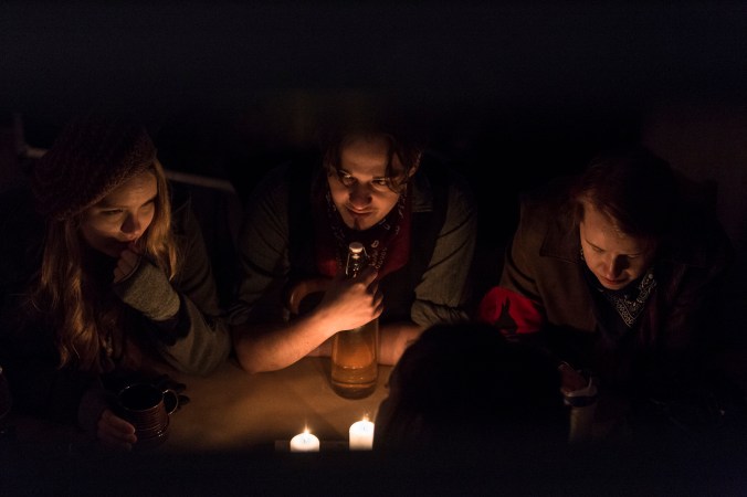 Hiljainen palaveri kynttilän valossa.