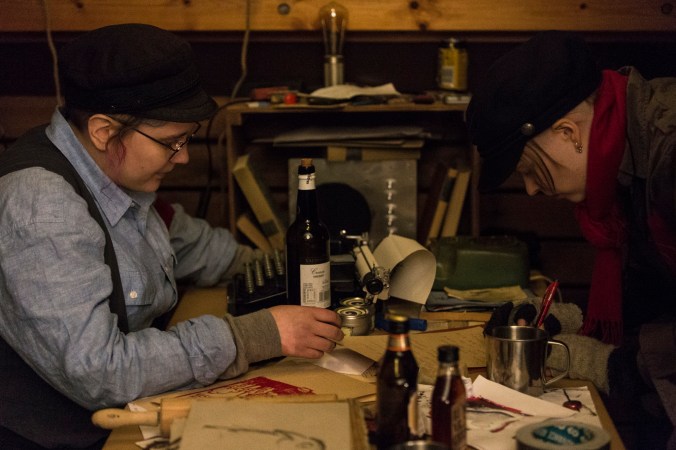 Hahmot kirjaavat jotainpaperille.