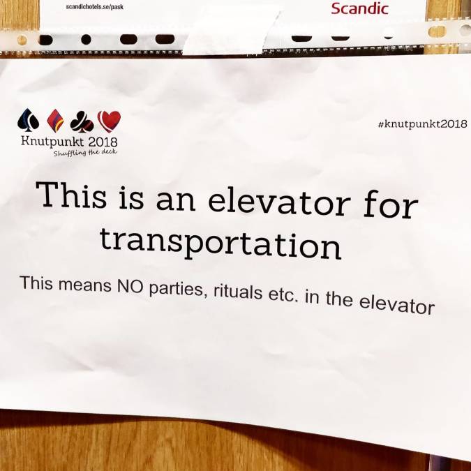 kuvassa hississä oleva kyltti joka sanoo "This is an elevator for transportation. This means NO parties, rituals etc. in the elevator"
