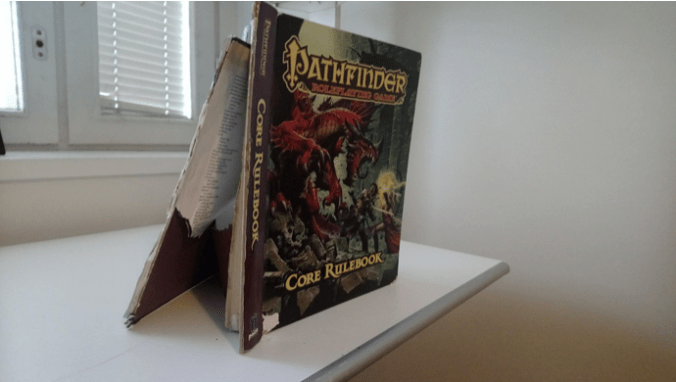 Vanhoja, repsottavia pathfinder kirjoja