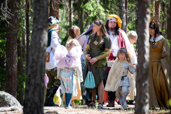 Haltiaseurue saapuu juhlapaikalle, ja ensimmäisenä vastassa on keijutyttö.