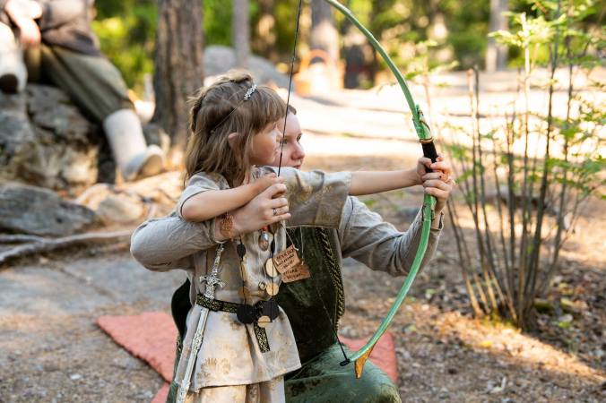 Ninon hahmo Myrsky harjoittelee jousiammuntaa.
