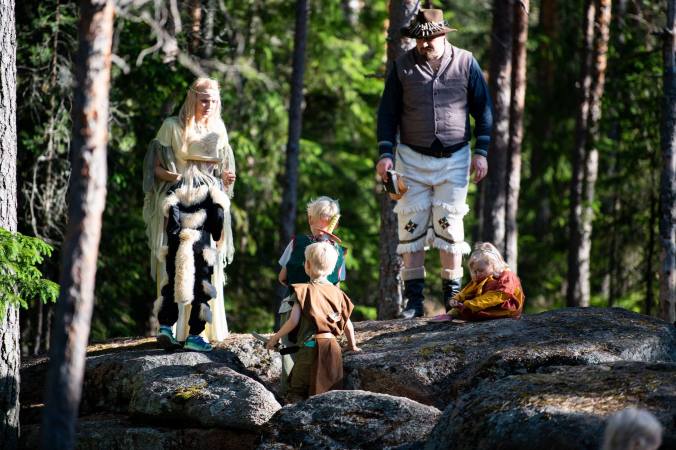 Lapset kalliolla kuuntelevat ohjeistusta aarteenetsintään haltioilta.