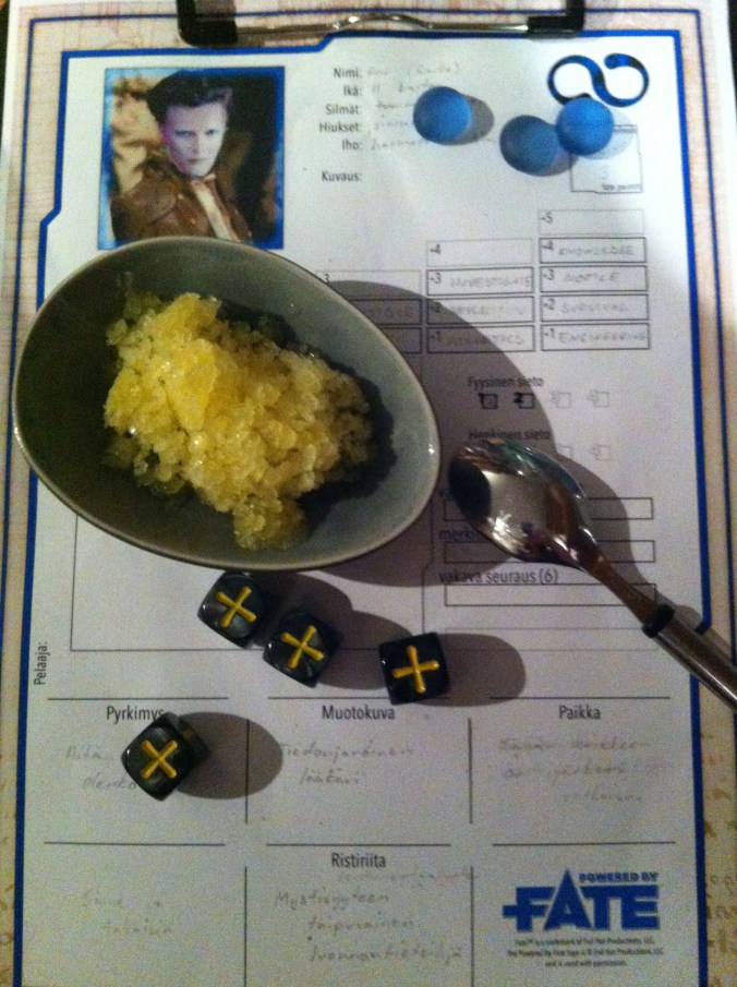 Kuvassa hahmolomake ja keltaista sorbetin näköistä asiaa.