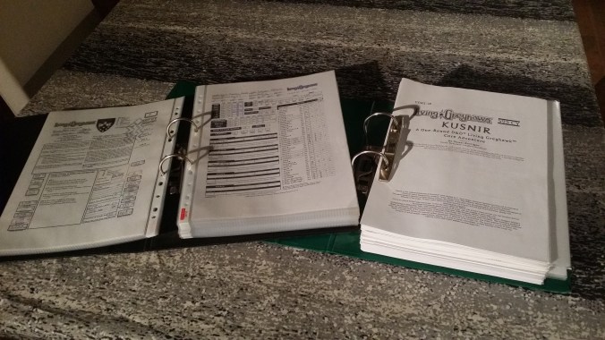 Kuvassa kansioita täynnä pelimateriaaleja.