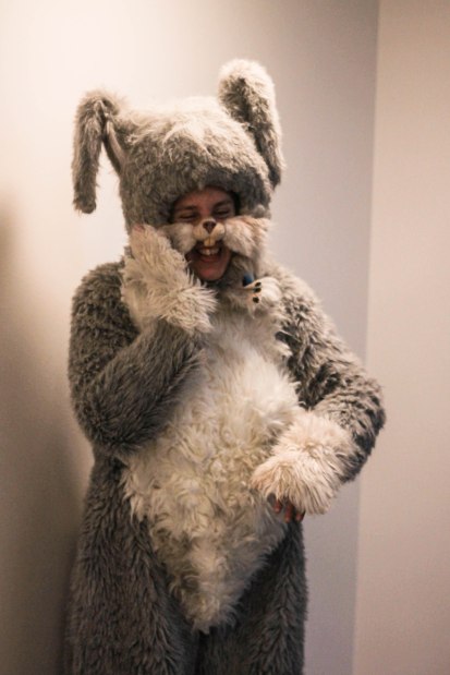 Kuvassa ihmisen kokoinen kaniini seisoo tassu poskella.