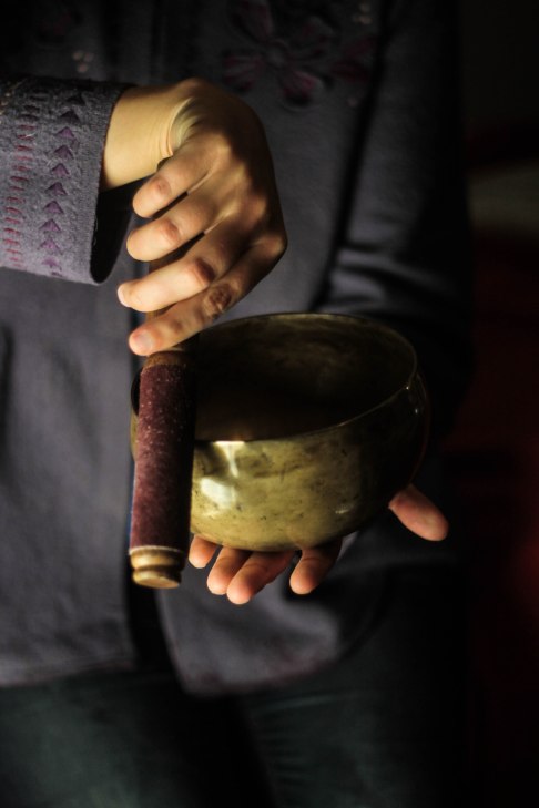 Kuvassa kulhoa soitetaan kiertämällä sen reunaa kapulalla.