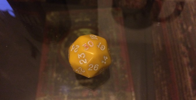 Kuvassa 30 sivuinen keltainen noppa