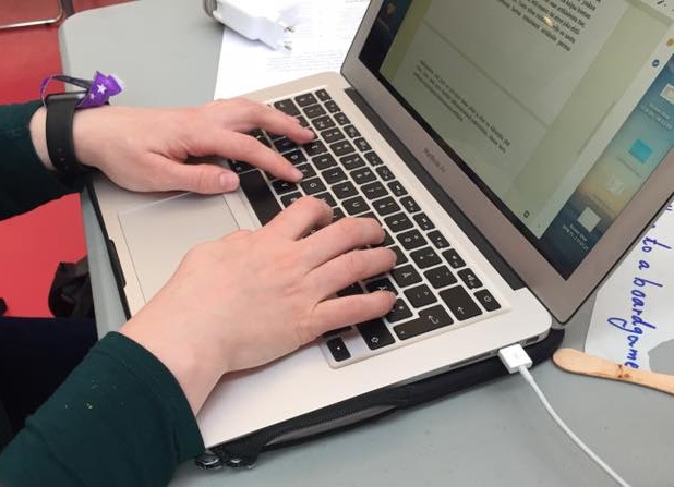 kuvassa kädet läppärin näppäimistöllä