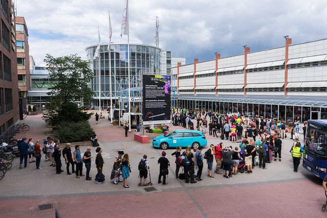messukeskuksen edessä kiemurtelee jono Ropeconin lipunmyyntiin