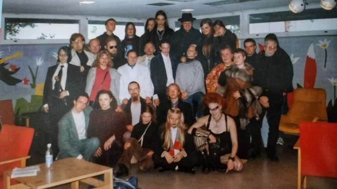 ryhmäkuva nuorista larppajista nuorisotalolla