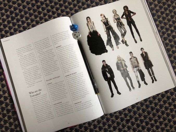 Kuvassa kirjan aukeama, jossa on Tremerejä kuvituksena.