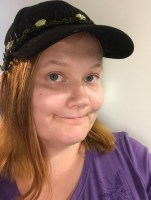 Kuva kijroittajasta kukkahatussa.