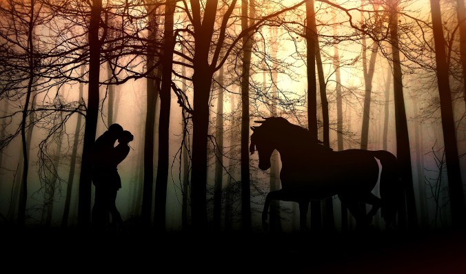 aamuhärmäinen metsä, rakastuneen syleilevän parin silhuetti sekä kauniin hevosen silhuetti
