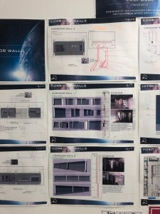 Kuvassa monta printattua suunnitelmaa.