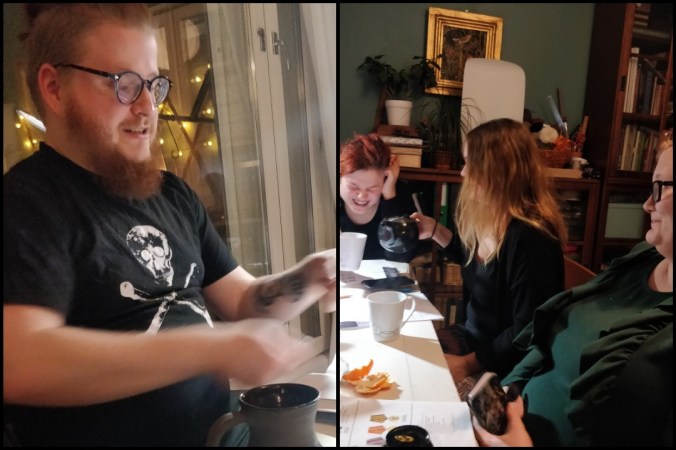 kuvassa pelinjohtaja Santeri vasemmalla seittää jotain, oikealla pelaajat Pauliina, Niina ja Heidi nauravat ja kaatavat kahvia kuppeihin.