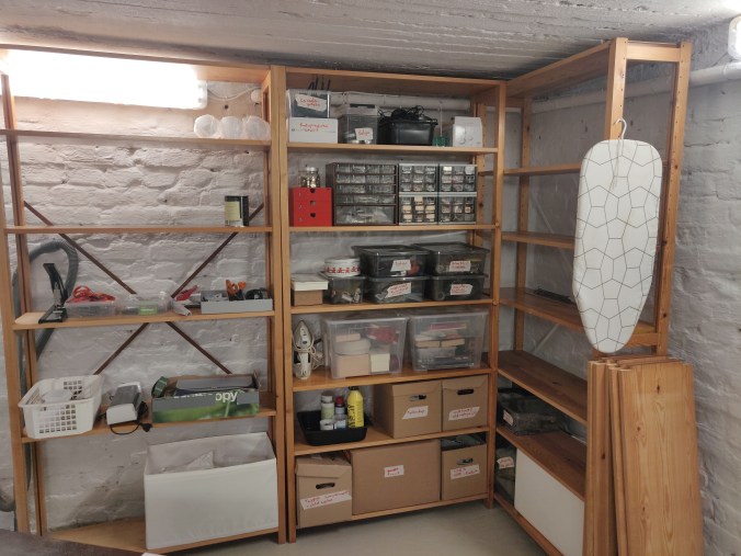 kuvassa lundiahyllyssä tavaraa varastoituna