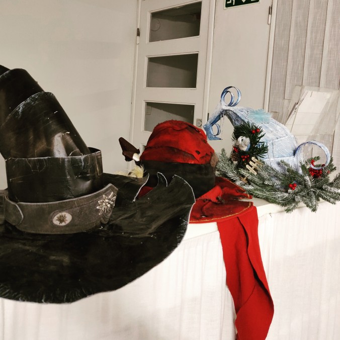 kuvassa erilaisia koristeellisia velhohattuja