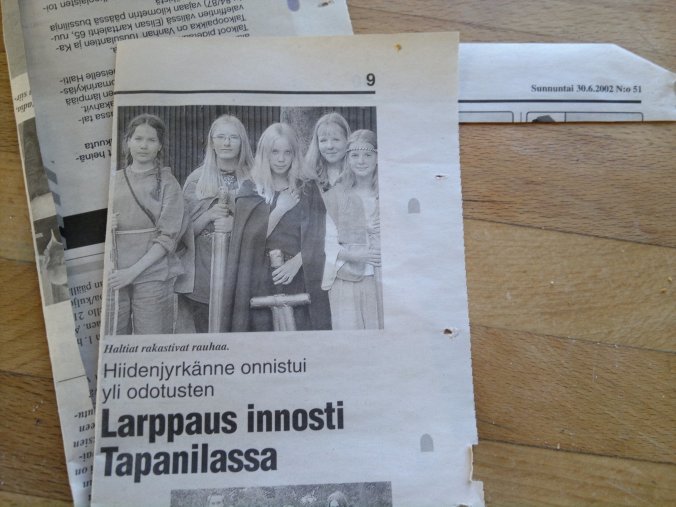 Lehtileike vuodelta 2002, jossa lukee Hiidenjyrkänne onnistui yli odotusten - Larppaus innosti Tapanilassa. Kuvatekstissä lukee Haltiat rakastivat rauhaa, mutta silti kuvassa  heillä on bofferiaseet käsissään.