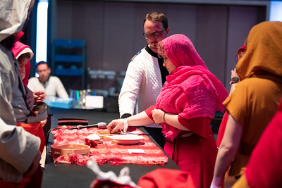 Pöydälle asetellaan rituaaliliinoja ja astioita. Muut ovat avaruusuniformuissaan, veliaanit värikkäin huivein ja kaavuin varustettuja