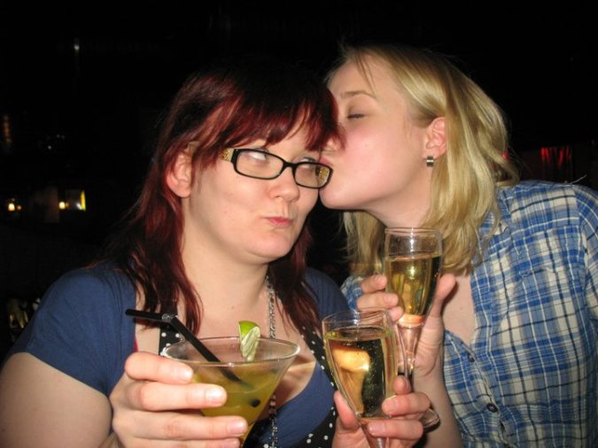 Kuvassa Heidi ja Massi skumppalasit kädessä.