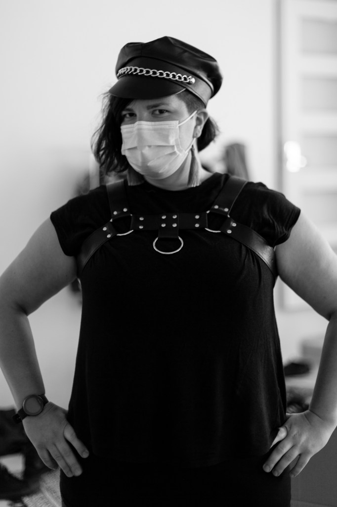 kuvassa on nahkaremissä, koppalakissa ja maski naamalla poseeraava pelaaja, kuva on mustavalkoinen