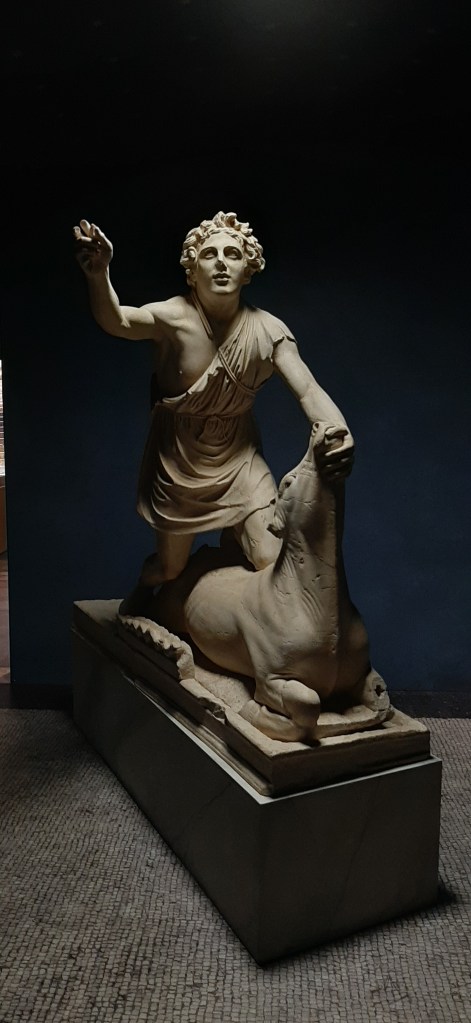 kuvassa patsas jossa nuori roomalainen mies kaltoinkohtelee hevosta