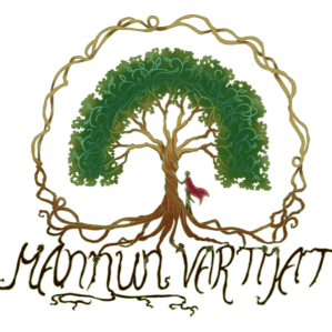 Mannun vartijoiden logo. Tammi, jonka juuret kiertävät koko kuvan. Puun juurella seisoo purppuraviittainen seikkailija.