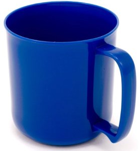 Sininen muovikuppi, jossa on kahva.