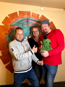 Kuvassa ovat Boardgame Cafén uudet omistajat.