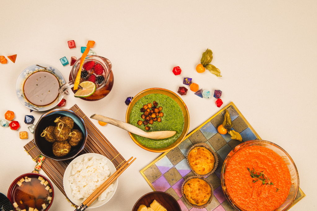 Kuvassa on erilaisia ruokia ylhäältä päin kuvattuina.